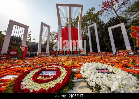 Die Blume schmückte den Central Shaheed Minar, der am 21.. Februar und am Internationalen Tag der Muttersprache stattfand. Dieses Denkmal erinnert an die Studenten und Stockfoto