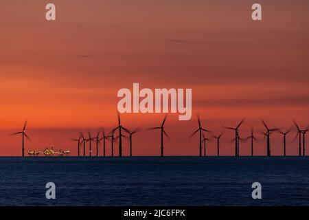 Offshore-Windpark Gwynt-y-Môr in der Abenddämmerung, Colwyn Bay, Nordwales Stockfoto