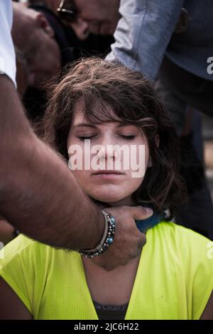 CARRARA, ITALIEN. 10/06/2022. Während eines Protestes gegen die Marmorsteinbrüche sperren sich die Protestierenden „Extinction Rebellion“ und „Last Generation“ zusammen und blockieren die Straße aus Marmor in Carrara. Die Marmorbrüche in den Apuanischen Alpen gelten von italienischen Umweltschützern als Europas größte Umweltkatastrophe. Quelle: Misanthropicture - Manuel Micheli/Alamy Live News Stockfoto