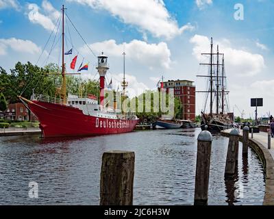 Emden, Niedersachsen, Deutschland - 19. Juni 2021: Binnenhafen Ratsdelft in Emden mit dem Feuerschiff Amrumsbank Stockfoto