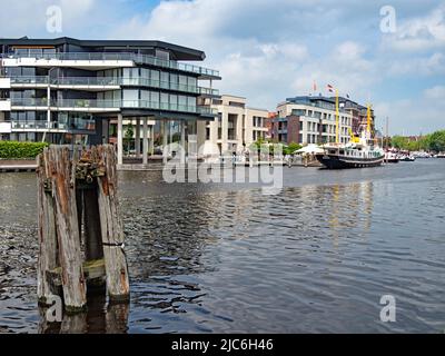 Emden, Niedersachsen, Deutschland - 19. Juni 2021: Emder Binnenhafen mit Schiffen und moderner Architektur Stockfoto