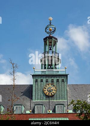 Emden, Niedersachsen, Deutschland - 19. Juni 2021: Außenansicht des Turms des historischen Rathauses der Stadt Emden Stockfoto