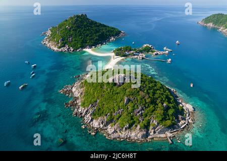 Luftaufnahme der idyllischen tropischen Insel Koh Nang Yuan und ihrem berühmten Aussichtspunkt, Thailand Stockfoto