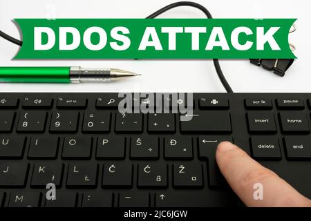 Konzeptioneller Titel DDoS-Angriff. Konzept Bedeutung Täter versucht, Netzwerkressource nicht verfügbar zu machen Computertastatur und Symbol.Informationsmedium Stockfoto