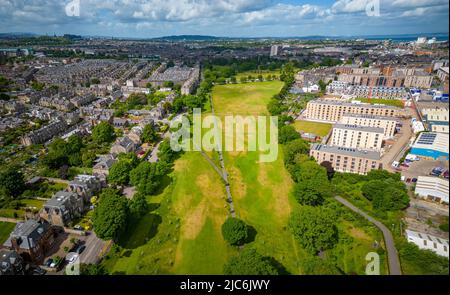 Luftaufnahme von Drohne des Leith Links Parks und Leith Distrikts in Edinburgh, Schottland, UK Stockfoto