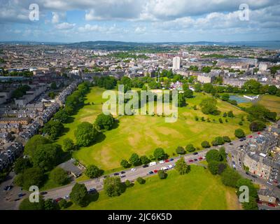 Luftaufnahme von Drohne des Leith Links Parks und Leith Distrikts in Edinburgh, Schottland, UK Stockfoto