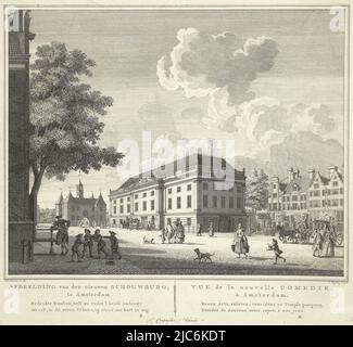 Blick auf die Amsterdamse Schouwburg am Leidseplein, eingeweiht am 15. September 1774. Auf dem Platz mehrere Figuren und Wagen. Links im Hintergrund der Leidsepoort. Dieses Stadttheater wurde als Ersatz für das Theater auf der Keizersgracht errichtet, das 1772 niedergebrannt und sich 1890 niedergebrannt hat. Unter dem Bild der Titel und ein zweizeiliger Vers auf Niederländisch (links) und Französisch (rechts), Gezicht op de nieuwe Amsterdamse Schouwburg op het Leidseplein Bild des neuen Amsterdamer Theaters / Vue de la nouvelle Comedie, à Amsterdam , Druckerei: Cornelis Bogerts, (auf Objekt erwähnt), Vermittler Stockfoto