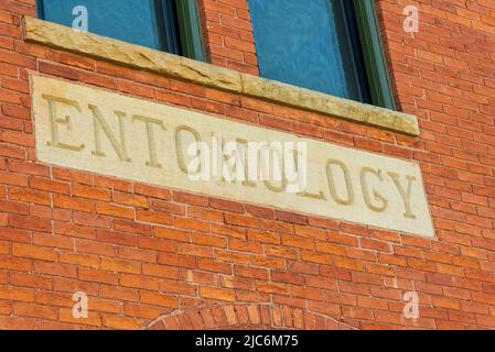 East Lansing MI - 14. Mai 2022: Maurerpest für das alte Entomologiegebäude Stockfoto