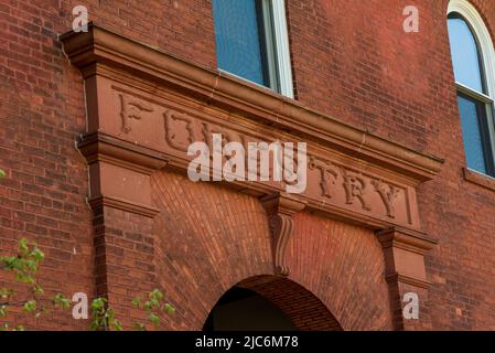 East Lansing MI - 14. Mai 2022: Gemauerte Beschilderung für das alte Forstgebäude Stockfoto