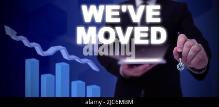 Konzeptionelle Darstellung Weve sind umgezogen. Geschäftskonzept wird von einem anderen gleichen oder anderen Land Geschäftsmann in Anzug mit offenen Palmen leben Stockfoto