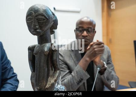 Brüssel, Belgien. 10.. Juni 2022. Die Abbildung zeigt eine afrikanische Statue während einer Sitzung einer sonderkommission für den Unabhängigen Staat Kongo und die belgische Kolonialvergangenheit (Kongo, Ruanda und Burundi) im Bundestag in Brüssel, Freitag, den 10. Juni 2022. BELGA FOTO JULIETTE BRUYNSEELS Kredit: Belga Nachrichtenagentur/Alamy Live News Stockfoto