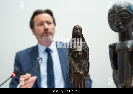 Brüssel, Belgien. 10.. Juni 2022. Die Abbildung zeigt eine afrikanische Statue während einer Sitzung einer sonderkommission für den Unabhängigen Staat Kongo und die belgische Kolonialvergangenheit (Kongo, Ruanda und Burundi) im Bundestag in Brüssel, Freitag, den 10. Juni 2022. BELGA FOTO JULIETTE BRUYNSEELS Kredit: Belga Nachrichtenagentur/Alamy Live News Stockfoto