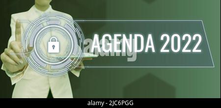Schild mit Agenda 2022. Wort geschrieben auf der Liste der Aktivitäten, um die sie aufgenommen werden sollen Geschäftsmann in Anzug mit offenen Palmen Stockfoto
