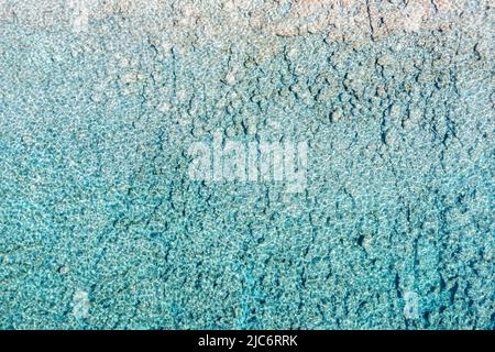 Meeresoberfläche des Ozeans, türkisblauer tropischer Hintergrund, Luftaufnahme. Mittelmeer. Transparentes Flachwasser, felsiger Meeresboden, Riffe Stockfoto