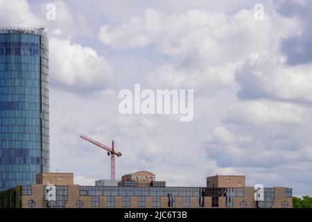 Hotel Hyatt Regency vor dem Kölner Dreieck, einem 103,20 m hohen Bürohochhaus in Köln, Nordrhein-Westfalen, Deutschland, 21.5.22 Stockfoto