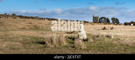 Ein Panoramabild von einem der noch verbliebenen spätneolithischen, früh bronzezeitlichen stehenden Steine The Hurlers auf dem rauen Bodmin Moor in Cornwall. Stockfoto