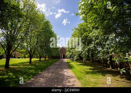 Doddington Hall ist von außen ein elisabethisches Wunderhaus oder Herrenhaus mit ummauerten Innenhöfen und einem Giebelhaus. Im Inneren wurde es im Jahr 1760s weitgehend aktualisiert. Es befindet sich im Dorf Doddington, westlich der Stadt Lincoln in Lincolnshire, England. Die Halle und die Gärten sind für die Öffentlichkeit zugänglich und bieten Einrichtungen für private Führungen und Schulbesuche. In den Gärten steht ein von Anthony Jarvis 1973 entworfener Tempel.in der Long Gallery finden Sommerkonzerte und gelegentliche Ausstellungen statt. Auf dem Anwesen wurden weitere Geschäfte entwickelt. Stockfoto