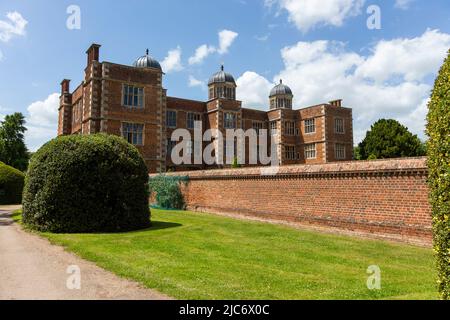 Doddington Hall ist von außen ein elisabethisches Wunderhaus oder Herrenhaus mit ummauerten Innenhöfen und einem Giebelhaus. Im Inneren wurde es im Jahr 1760s weitgehend aktualisiert. Es befindet sich im Dorf Doddington, westlich der Stadt Lincoln in Lincolnshire, England. Die Halle und die Gärten sind für die Öffentlichkeit zugänglich und bieten Einrichtungen für private Führungen und Schulbesuche. In den Gärten steht ein von Anthony Jarvis 1973 entworfener Tempel.in der Long Gallery finden Sommerkonzerte und gelegentliche Ausstellungen statt. Auf dem Anwesen wurden weitere Geschäfte entwickelt. Stockfoto