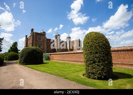 Doddington Hall ist von außen ein elisabethisches Wunderhaus oder Herrenhaus mit ummauerten Innenhöfen und einem Giebelhaus. Im Inneren wurde es im Jahr 1760s weitgehend aktualisiert. Es befindet sich im Dorf Doddington, westlich der Stadt Lincoln in Lincolnshire, England. Die Halle und die Gärten sind für die Öffentlichkeit zugänglich und bieten Einrichtungen für private Führungen und Schulbesuche. In den Gärten steht ein von Anthony Jarvis 1973 entworfener Tempel.in der Long Gallery finden Sommerkonzerte und gelegentliche Ausstellungen statt. Auf dem Anwesen wurden weitere Geschäfte entwickelt. Stockfoto