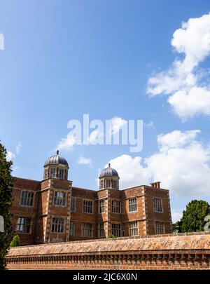 Doddington Hall ist von außen ein elisabethisches Wunderhaus oder Herrenhaus mit ummauerten Innenhöfen und einem Giebelhaus. Im Inneren wurde es im Jahr 1760s weitgehend aktualisiert. Es befindet sich im Dorf Doddington, westlich der Stadt Lincoln in Lincolnshire, England. Die Halle und die Gärten sind für die Öffentlichkeit zugänglich und bieten Einrichtungen für private Führungen und Schulbesuche. In den Gärten steht ein von Anthony Jarvis 1973 entworfener Tempel.in der Long Gallery finden Sommerkonzerte und gelegentliche Ausstellungen statt. Auf dem Anwesen wurden weitere Geschäfte entwickelt. Stockfoto