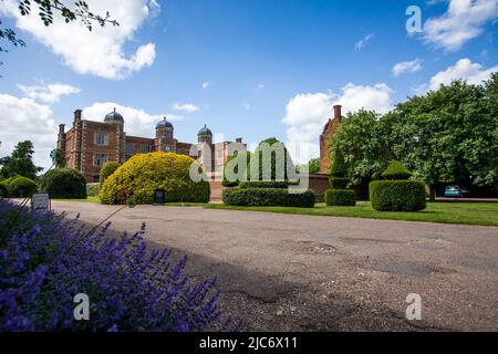 Doddington Hall ist von außen ein elisabethisches Wunderhaus oder Herrenhaus mit ummauerten Innenhöfen und einem Giebelhaus. Im Inneren wurde es im Jahr 1760s weitgehend aktualisiert. Es befindet sich im Dorf Doddington, westlich der Stadt Lincoln in Lincolnshire, England. Die Halle und die Gärten sind für die Öffentlichkeit zugänglich und bieten Einrichtungen für private Führungen und Schulbesuche. In den Gärten steht ein von Anthony Jarvis 1973 entworfener Tempel.in der Long Gallery finden Sommerkonzerte und gelegentliche Ausstellungen statt. Auf dem Anwesen wurden weitere Geschäfte entwickelt. Stockfoto