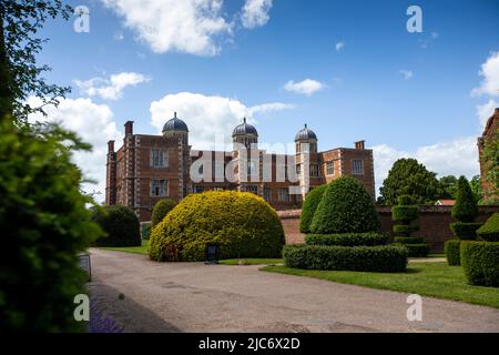 Doddington Hall ist von außen ein elisabethisches Wunderhaus oder Herrenhaus mit ummauerten Innenhöfen und einem Giebelhaus. Im Inneren wurde es im Jahr 1760s weitgehend aktualisiert. Es befindet sich im Dorf Doddington, westlich der Stadt Lincoln in Lincolnshire, England. Die Halle und die Gärten sind für die Öffentlichkeit zugänglich und bieten Einrichtungen für private Führungen und Schulbesuche. In den Gärten steht ein von Anthony Jarvis 1973 entworfener Tempel.in der Long Gallery finden Sommerkonzerte und gelegentliche Ausstellungen statt. Auf dem Anwesen wurden weitere Geschäfte entwickelt. Stockfoto