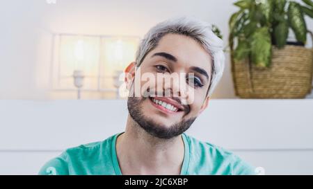 Glücklich Gay Geschlecht Flüssigkeit männlich Blick auf Kamera drinnen zu Hause - Transgender Mann trägt Make-up - LGBTQ Diversity Konzept Stockfoto