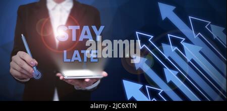 Textunterschrift mit „Bleiben Sie zu spät“. Geschäftskonzept Eine Routine, in der eine Person zu irgendwo außerhalb der Zeit geht -47079 Stockfoto