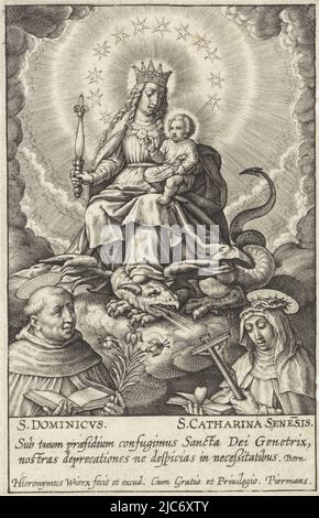 Maria als Himmelskönigin sitzt auf den Wolken (Regina Coeli) mit dem Christuskind auf ihrem Schoß. Sie triummiert über die Sünde, die durch den Drachen symbolisiert wird, den sie mit Füßen tritt. Unter ihnen der hl. Dominikus und die hl. Katharina von Siena. Am Rand eine zweizeilige lateinische Beschriftung., Maria als Himmelskönigin, mit der Christkindverehrung der Jungfrau Maria durch die Heiligen (Serientitel), Druckerei: Hieronymus Wierix, (auf Objekt erwähnt), Hieronymus Wierix, Herausgeber: Hieronymus Wierix, (auf Objekt erwähnt), Antwerpen, 1563 - vor 1619, Papier, Gravur, H 92 mm × B 60 mm Stockfoto