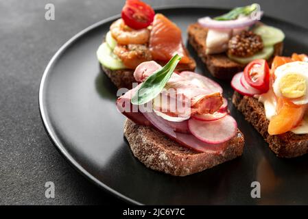 Traditionelle dänische Küche. Das klassische Gericht des offenen, smorrebrod Sandwiches. Stockfoto