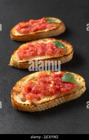 Klassischer Tomatengeriebener Toast und Knoblauch. Spanische Küche Stockfoto