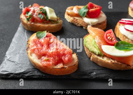 Klassischer Tomatengeriebener Toast und Knoblauch. Spanische Küche Stockfoto