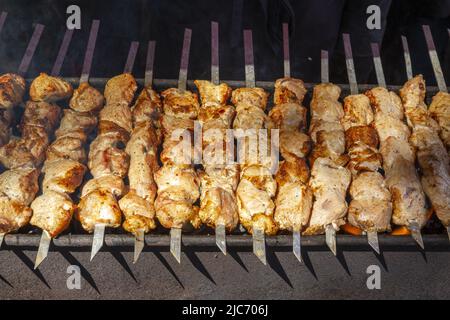 Traditionelle nationale Küche in Form von gebratenem Fleisch mit orientalischen Gewürzen auf Kohlen. Stockfoto