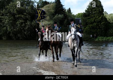 Hawick, Großbritannien. 10.Jun.2022. Die Principals am Coble Pool im Fluss Teviot, wo sie ins Wasser gelangen. Das Kornett senkt den Stab der Flagge dreimal ins Wasser, um die uralte Grenze des Burghs zu markieren. Kredit: Rob Gray/Alamy Live Nachrichten Stockfoto