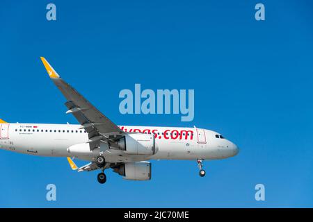 Batumi, Georgia - 18 2022. Mai: Nahaufnahme eines Flugzeugs der türkischen Pegasus Airlines, das an einem sonnigen, hellen Tag auf einem blauen Himmel landet Stockfoto