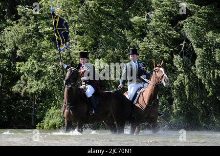 Hawick, Großbritannien. 10.Jun.2022. Die Principals am Coble Pool im Fluss Teviot, wo sie ins Wasser gelangen. Das Kornett senkt den Stab der Flagge dreimal ins Wasser, um die uralte Grenze des Burghs zu markieren. Kredit: Rob Gray/Alamy Live Nachrichten Stockfoto