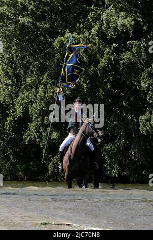 Hawick, Großbritannien. 10.Jun.2022. Die Principals am Coble Pool im Fluss Teviot, wo sie ins Wasser gelangen. Das Kornett senkt den Stab der Flagge dreimal ins Wasser, um die uralte Grenze des Burghs zu markieren. Kredit: Rob Gray/Alamy Live Nachrichten Stockfoto