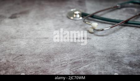 Medizinische Untersuchung und Gesundheitsdienstkonzept . Stethoskope auf Betonoberfläche . Stockfoto