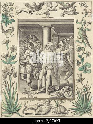 Christus, an eine Säule gebunden, wird von Soldaten ausgepeitscht. Pilatus sieht zu. Die Szene ist in einem ornamentalen Rahmen eingerahmt, der mit Blumen, Tieren und Putten geschmückt ist., Flogging of Christ Passion of Christ (Serientitel), Druckerei: Antonie Wierix (II), (Objektbezeichnung), Maerten de Vos, (Objektbezeichnung), Verlag: Claes Jansz. Visscher (II), (auf Objekt erwähnt), Druckerei: Antwerpen, Verlag: Amsterdam, 1582 - 1586, Papier, Gravur, H 186 mm × B 145 mm Stockfoto