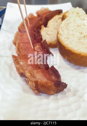 Torreznos, typisch frittierte Tapas-Gerichte von Soria in Spanien. Torrezno Tapa, spanisches Food-Konzept. Stockfoto