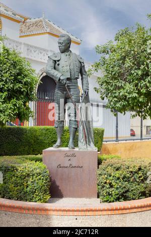 Statue (2001, Sebastián Santos Calero) des Stierkampfers Curro Romero (geb.1933) vor der Plaza de Toros in Sevilla (Stierkampfarena) Stockfoto