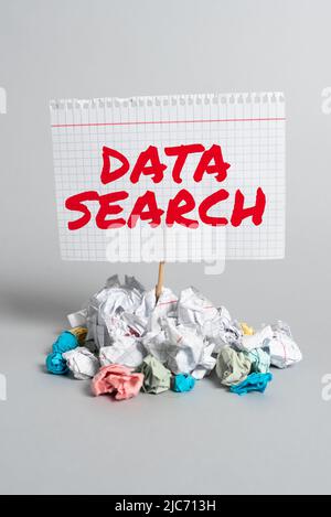 Textüberschrift mit der Datensuche. Word Written on sammelt und meldet Informationen mit spezifizierten Begriffen -47804 Stockfoto