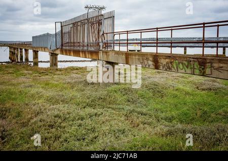 Verlassene lange Landungsbrücke an der Themse in der Nähe von Tilbury, Essex. Stockfoto