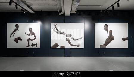 London, Großbritannien. 09. Juni 2022, Sungi Mlengeya Ausstellung [UN]choreografiert beim Eröffnung des neuen Africa Center in London, Nigel R Glasgow/Alamy Live News Stockfoto