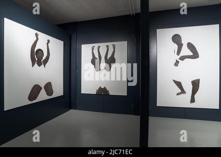 London, Großbritannien. 09. Juni 2022, Sungi Mlengeya Ausstellung [UN]choreografiert beim Eröffnung des neuen Africa Center in London, Nigel R Glasgow/Alamy Live News Stockfoto