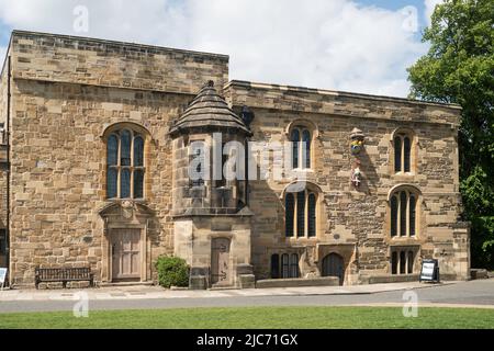 Durham University Palace Grüne Bibliothek, der Abschnitt auf der rechten Seite ist das 15. Jahrhundert Exchecr Building, einst ein Gericht. Durham City, England, Großbritannien Stockfoto