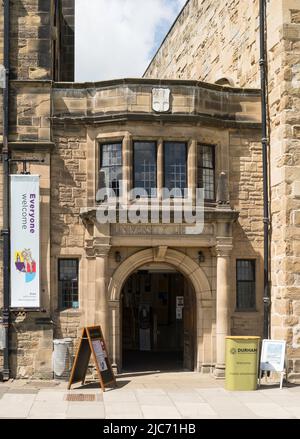 Der Eingang zur John Cosin Durham University Library, Palace Green, Durham City, England, Großbritannien Stockfoto