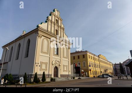 Minsk, Weißrussland, 04.11.21. Orthodoxe Kirche des Heiligen Geistes (ehemaliges Basilianisches Kloster) in der Oberstadt von Minsk, restaurierte Kirche, die nach ihrer Zerstörung wieder aufgebaut wurde. Stockfoto