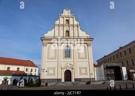 Minsk, Weißrussland, 04.11.21. Orthodoxe Kirche des Heiligen Geistes (ehemaliges Basilianisches Kloster) in der Oberstadt von Minsk, restaurierte Kirche, die nach ihrer Zerstörung wieder aufgebaut wurde. Stockfoto