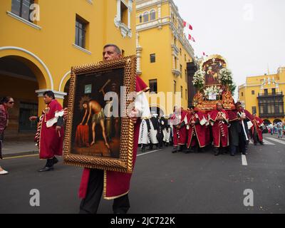 Devatees of Lord of Qoyllur Riti, die einen religiösen Wurf tragen. Hunderte von Menschen begleiteten die Bilder des quechua-sprechenden Pfarrhauses von San Sebastian und Monserrate, die in einer Prozession die Stadt Lima zum 482. Jahrestag ihrer Gründung begrüßten. Stockfoto